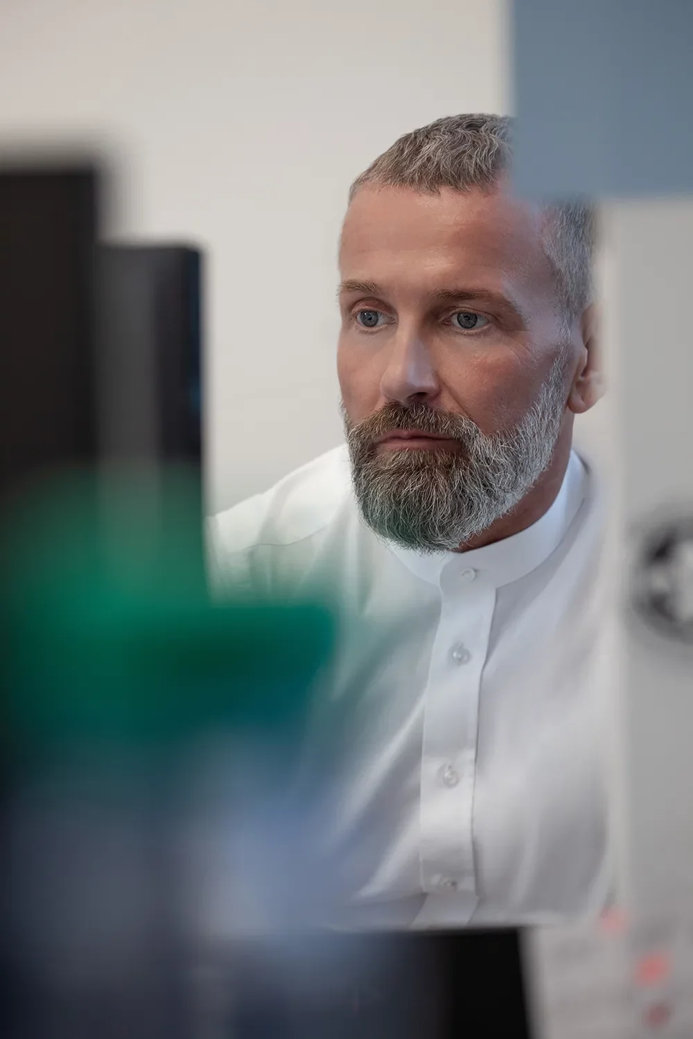 kai-fischer-monitor Kai Fischer konzentriert beim arbeiten